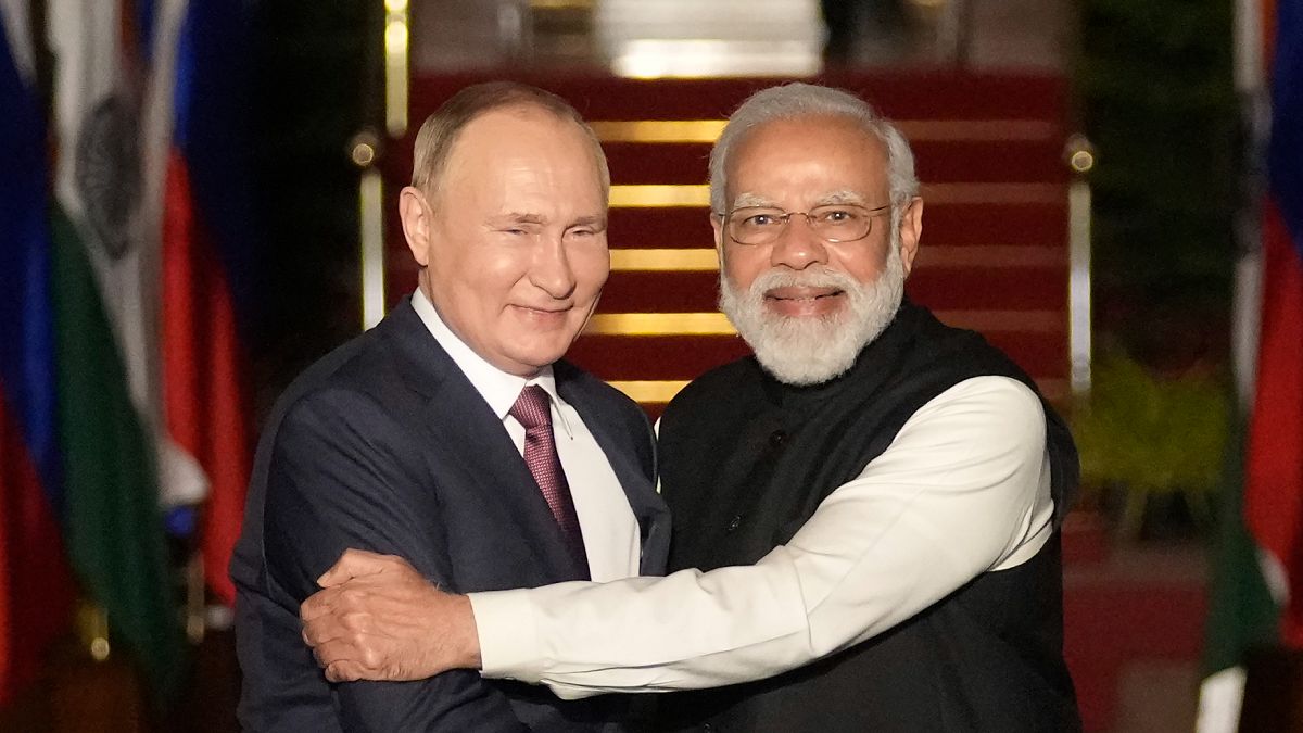 Rusya Devlet Başkanı Vladimir Putin (sol), Hindistan Başbakanı Narendra Modi, 2 Aralık 2021'de Yeni Delhi'deki görüşme öncesi birbirine sarılarak basına poz vermişti 