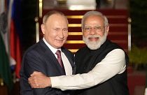 Rusya Devlet Başkanı Vladimir Putin (sol), Hindistan Başbakanı Narendra Modi, 2 Aralık 2021'de Yeni Delhi'deki görüşme öncesi birbirine sarılarak basına poz vermişti