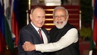 Rusya Devlet Başkanı Vladimir Putin (sol), Hindistan Başbakanı Narendra Modi, 2 Aralık 2021'de Yeni Delhi'deki görüşme öncesi birbirine sarılarak basına poz vermişti