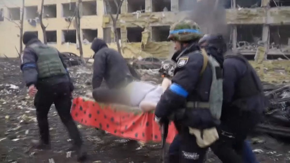 Traslado de la mujer embarazada en Mariúpol tras el bombardeo de su hospital