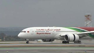 طائرة الخطوط الملكية المغربية في مطار تل أبيب.