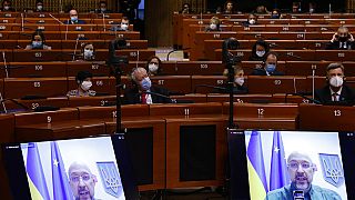 Miembros de la Asamblea Parlamentaria del Consejo de Europa (APCE) escuchan un discurso en directo por vídeo del Primer Ministro de Ucrania, Denys Shmyhal el lunes 14 de marzo