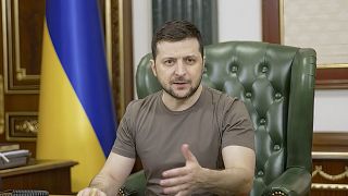 Le président urkrainien Volodomyr Zelensky enregistrant un message vidéo