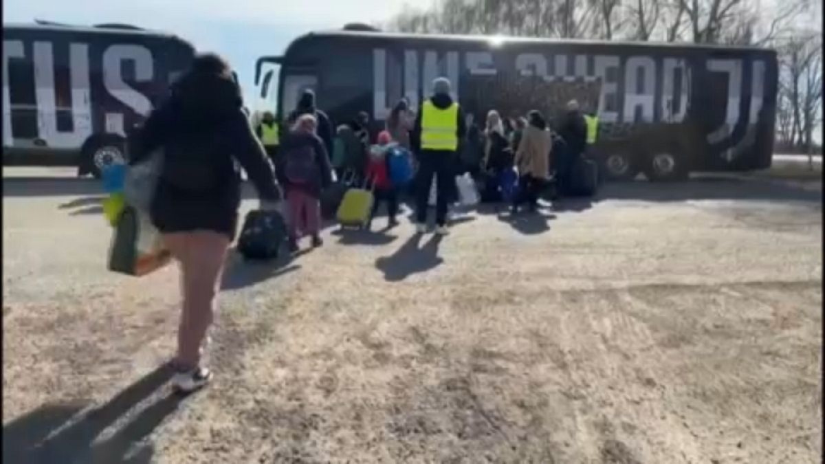Ukrán menekültek tartanak a Juventus csapatbusza felé Záhonyban 2022.03.13-án.