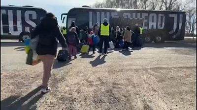 Ukrán menekültek tartanak a Juventus csapatbusza felé Záhonyban 2022.03.13-án.