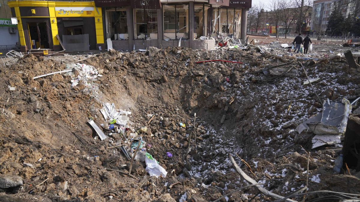 Eine Rakete in der Ostukraine verfehlte nur knapp ein Wohnhaus und hinterließ einen metertiefen Krater