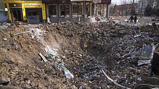 cratere dell'esplosione in Mira Avenue (Viale della Pace) a Mariupol, Ucraina, domenica 13 marzo 2022