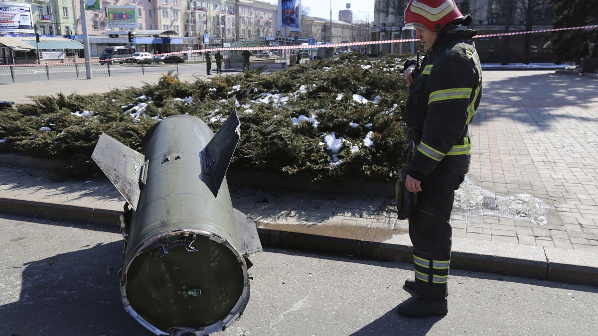 Фрагмент украинской ракеты "Точка-У" в Донецке