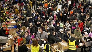 Ukrán menekültek állnak sorban a berlini központi állomáson ételért március 8-án