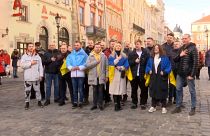 Hino ucraniano cantado no coração de Lviv após ataque russo a base militar da região