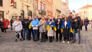 بدون تعليق: أعضاء أوبرا لفيف يغنون النشيد الوطني الأوكراني وسط المدنية