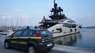 فرقة الشرطة المالية الإيطالية تصادر يخت "ليدي إم"، الذي يملكه الأوليغارشي الروسي أليكسي مورداشوف في ميناء إمبيريا الإيطالي في 5 مارس 2022.