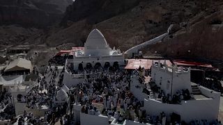 شاهد: آلاف اليمنيين يتوافدون على قبر النبي هود قبل حلول شهر رمضان