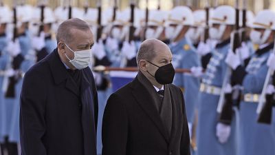 Erdoğan und Scholz schreiten die Ehrenformation ab