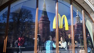 Unas personas almuerzan en un restaurante McDonald's junto al Kremlin en Moscú el 10 de marzo de 2022.