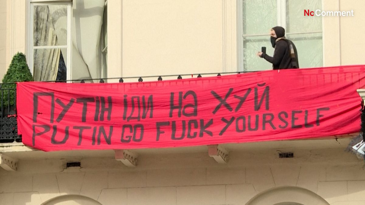 شاهد: نفر من الأشخاص يسيطرون على قصر ملياردير روسي في لندن معلنين"تحريره"