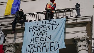 Ukrán zászló és egy plakát egy orosz oligarcha tulajdonában lévő londoni épületen, rajta a szöveg: "Ezt a tulajdont felszabadítottuk" 2022. március 14-én
