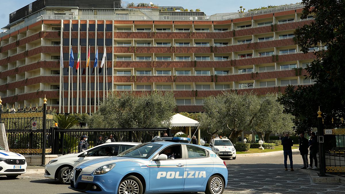 Une voiture de police devant l'hôtel Rome Cavalieri à Rome où se sont tenues les discussions entre Chinois et Américains à propos de l'Ukraine