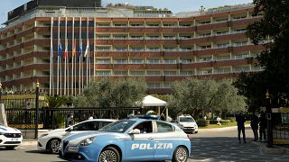 Une voiture de police devant l'hôtel Rome Cavalieri à Rome où se sont tenues les discussions entre Chinois et Américains à propos de l'Ukraine