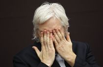 ARCHIVO - El fundador de WikiLeaks, Julian Assange, gesticula mientras habla durante una conferencia de prensa en el centro de Londres, 1/12(2011.