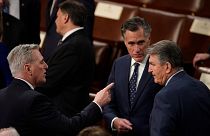 کوین مک‌کارتی، رهبر اقلیت جمهوریخواه مجلس نمایندگان با دو هم‌حزبی خود پیش از سخنرانی سالانه جو بایدن در کنگره صحبت می‌کند/ آرشیو