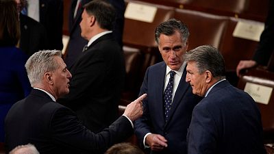 کوین مک‌کارتی، رهبر اقلیت جمهوریخواه مجلس نمایندگان با دو هم‌حزبی خود پیش از سخنرانی سالانه جو بایدن در کنگره صحبت می‌کند/ آرشیو