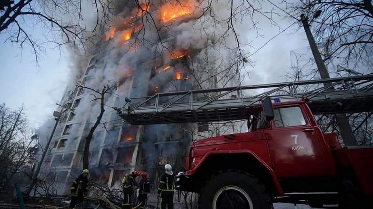 Serviços de emergência ucranianos junto a edifício em chamas em Kiev