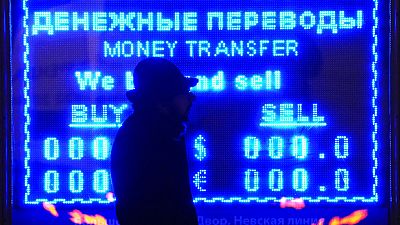 Un hombre pasa por delante de una casa de cambios en Moscú, Rusia Un hombre pasa por delante de una casa de cambios en Moscú, Rusia