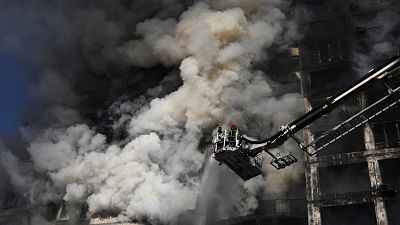 دمار في أحد المباني بكييف بعد قصف روسي