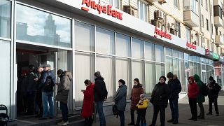 Personas hacen cola para retirar dinero de un cajero automático del Alfa Bank en Moscú, Rusia, el 27 de febrero de 2022.