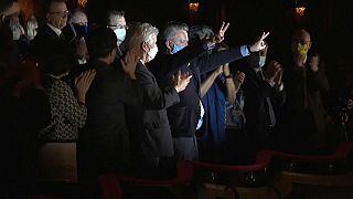 UN-Botschafter Sergiy Kyslytsya mit Victory-Zeichen im Zuschauerrang der Metropolitan Opera in New York.