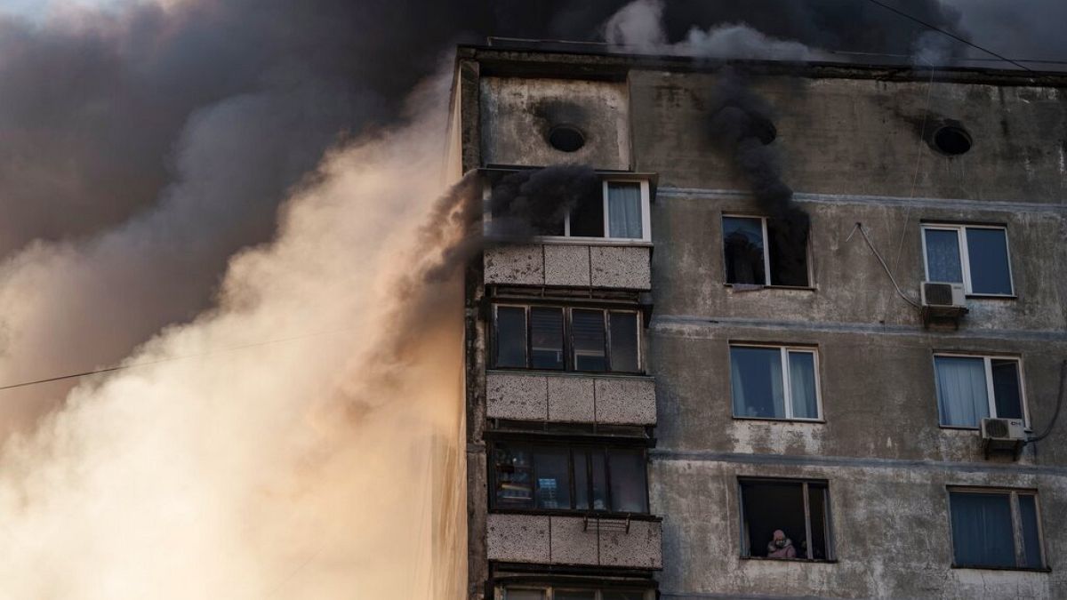 Πυρκαγιά σε πολυκατοικία μετά από βομβαρδισμό στο Κίεβο