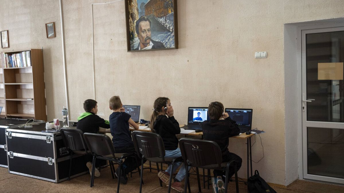 Algunos niños refugiados y desplazados de Ucrania vuelven a las aulas 