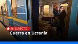 Una madre se refugia en uno de los vagones de tren con su hijo en brazos Una madre se refugia en uno de los vagones de tren con su hijo en brazos