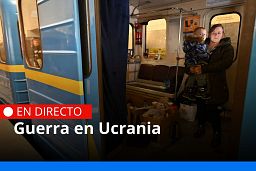 Una madre se refugia en uno de los vagones de tren con su hijo en brazos Una madre se refugia en uno de los vagones de tren con su hijo en brazos