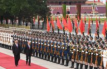 Rusya Devlet Başkanı Putin, Çin Devlet Başkanı Şi tarafından resmi törenle karşılandı.
