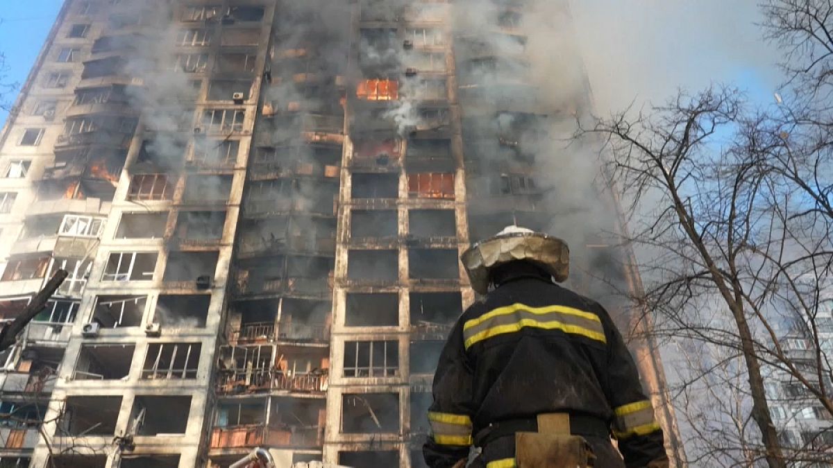 Un immeuble d'habitation de Kyiv, la capitale ukrainienne en flammes après une frappe russe