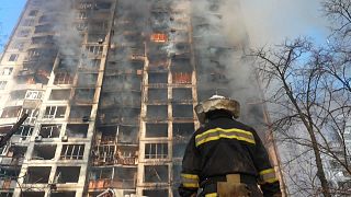 Un immeuble d'habitation de Kyiv, la capitale ukrainienne en flammes après une frappe russe