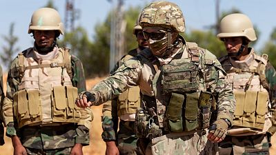 Başkent Şam yakınlarındaki bir üste Suriye ordusu askerlerine eğitim veren Rus askeri danışman 