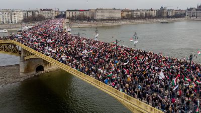 A Békemenet résztvevői a Margit hídon 2022. március 15-én