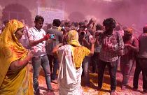 Вдовы празднуют индуистский весенний фестиваль Холи