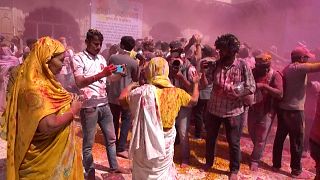 Вдовы празднуют индуистский весенний фестиваль Холи