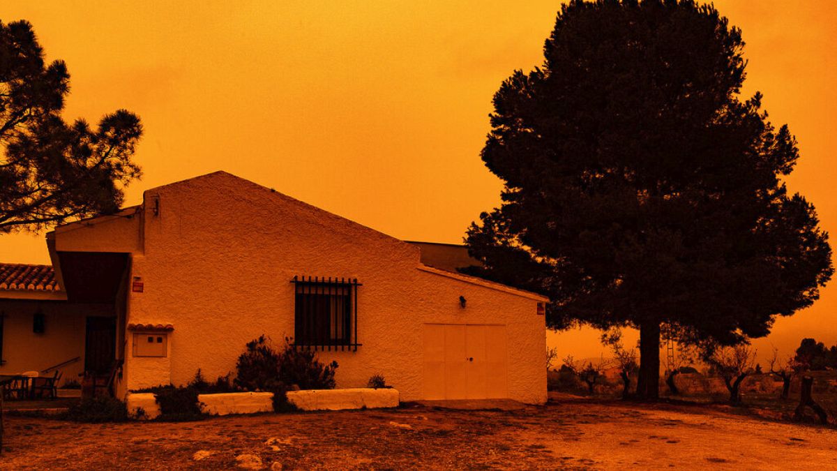 Ciel orange et pellicule de sable : le phénomène météo a touché l'Espagne et la France
