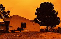 El cielo se tiñe de naranja en la localidad española de Navares