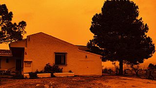 El cielo se tiñe de naranja en la localidad española de Navares