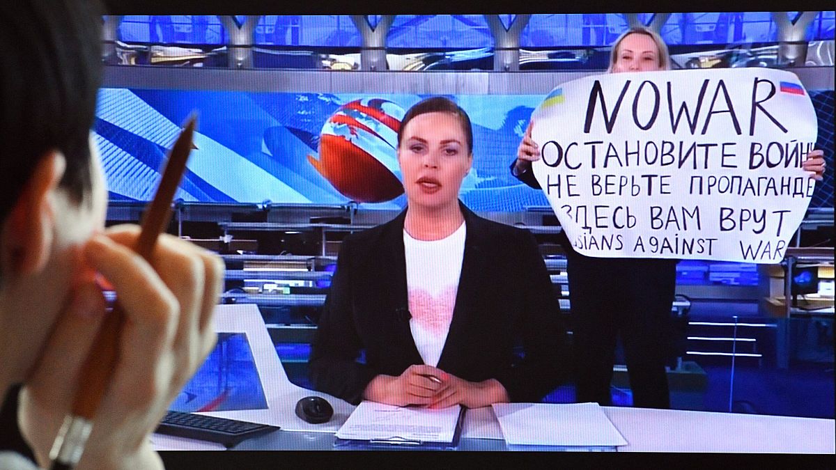 Rusya'nın en çok izlenen TV kanalında canlı yayın sırasında 'savaşa hayır' protestosu