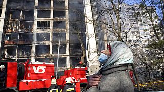 Una mujer reacciona fuera de un edificio de apartamentos destruido después de un bombardeo en una zona residencial en Kiev, Ucrania, el martes 15 de marzo de 2022
