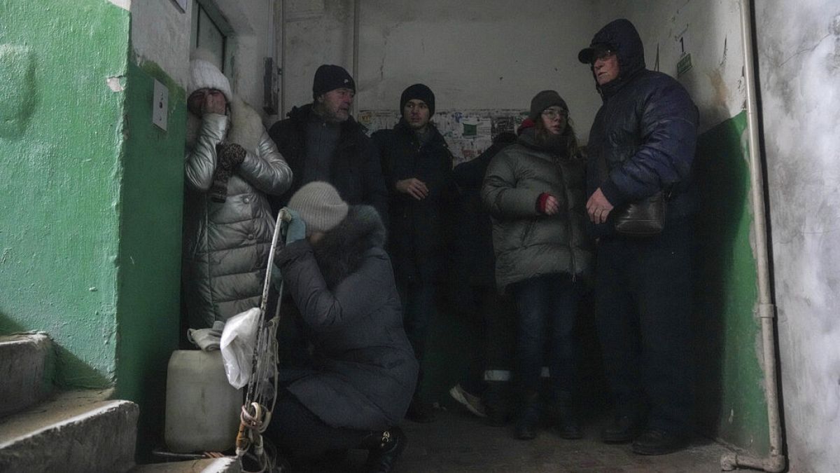 Újabb eltalált lakóépületek és 35 órás kijárási tilalom Kijevben