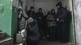 Újabb eltalált lakóépületek és 35 órás kijárási tilalom Kijevben