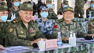 من اليمين إلى الشمال، وزير الدفاع الصيني وي فنغي ونظيره الروسي سيرغي شويغو 